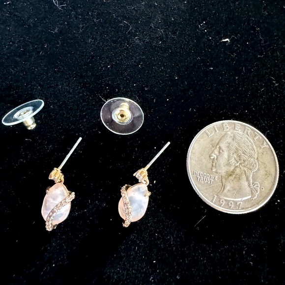 ❤️Rhode & Co. Gold tone with crystal rhinestone Teardrop cut drop earrings - Picture 4 of 5